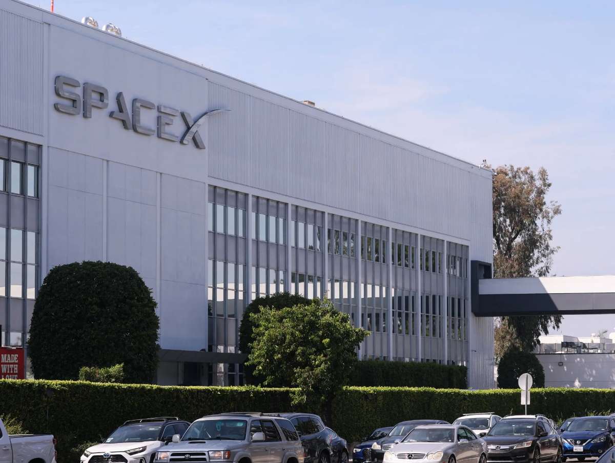 SpaceX Targets $2T IPO: Visualizing Its Record-Breaking Sprint Against the Mag 7,But Is It Too Risky?